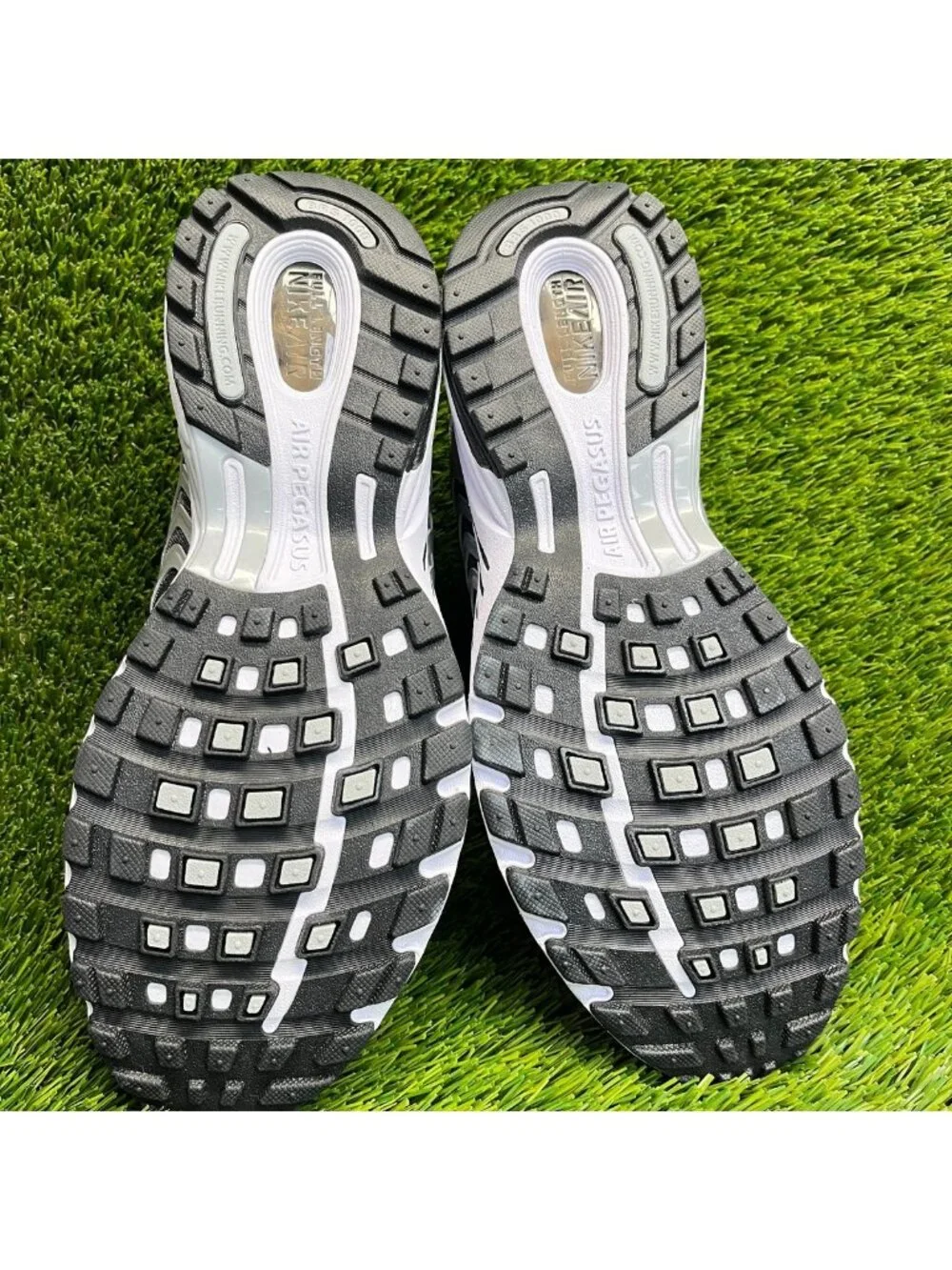 Nike Air Pegasus 2005 Mens Size 9 White Black Silver Running Shoes Sneakers